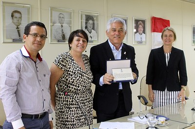 Rachel Rocha entrega placa em homenagem à Eurico Lôbo