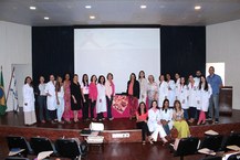 Reitora Valéria Correia e a Superintendente Fátima Siliansky (centro), durante abertura do Outubro Rosa da UFAL.