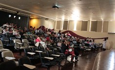 Segmentos da comunidade universitária participam da abertura do Outubro Rosa.