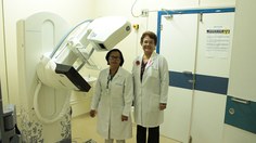 Técnica Selma Silva e a ginecologista Cristina Barbosa na sala de radiologia