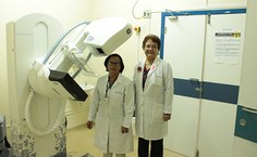 Técnica Selma Silva e a ginecologista Cristina Barbosa na sala de radiologia