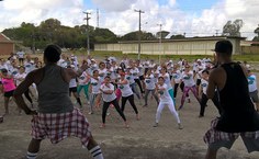 Participantes fizeram alongamento antes da caminhada e da corrida