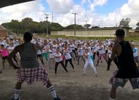 Participantes fizeram alongamento antes da caminhada e da corrida