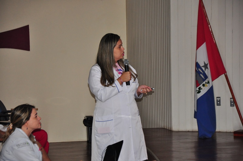 Enfermeira Monik Kelly em palestra