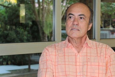 Professor José Teodorico de Araújo Filho, um dos líderes do grupo de pesquisa Produção de Ruminantes – Forragicultura do Ceca