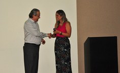 Carolina Abreu, pró reitora de Gestão de Pessoas com o palestrante convidado