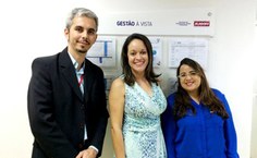 A administradora da Ufal, Renata Gomes (ao centro), na Seplag