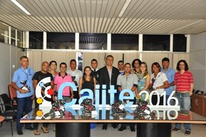 Reitor em exercício entrega kits-agradecimento a colaboradores do Caiite