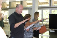 Helder Viana, Gabriela Lôbo (representando seu filho, Pedro Lôbo) e Luciane de Lima fazem juramento do Código de Ética do Servidor