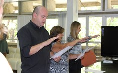 Helder Viana, Gabriela Lôbo (representando seu filho, Pedro Lôbo) e Luciane de Lima fazem juramento do Código de Ética do Servidor