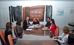 Reitora assina termos de posse dos novos servidores