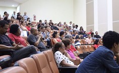 Servidores lotaram o Auditório da Reitoria para discutir crise política e econômica nacional