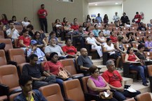 Servidores participam de assembleia