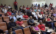 Servidores participam de assembleia