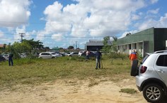 Trabalhadores na limpeza das áreas externas do Campus A.C. Simões. Foto: Janaina Alves