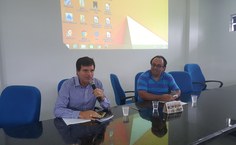 Professor George Sarmento proferindo a palestra ao lado do coordenador Samuel Correia