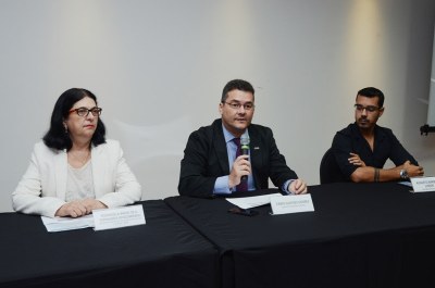 Rozangela Wyszomirska (Sesau), Fábio Guedes Gomes (Fapeal) e Augusto Barbosa (MS). Foto: Olival Santos