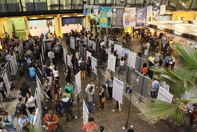 Apresentação de pôsteres no evento.JPG