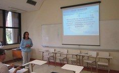 Professora Edlene Cavalcanti Santos em apresentação de trabalho