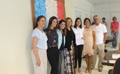 Nova professora da Famed, Letícia Rocha, ao lado da reitora e dos familiares