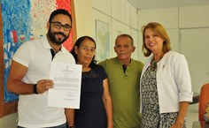 Alex Nascimento ao lado dos pais e da reitora Valéria Correia