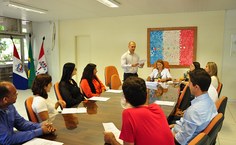 Diretor do DAP, Frederich Ebrahim faz leitura do termo de posse dos servidores