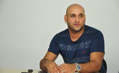 Evandro Pinnheiro, chefe da Divisão de Transporte, comemora a chegada da nova motorista