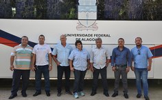 Parte da equipe de motoristas recepciona a nova colega de trabalho