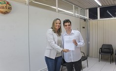 A pró reitora Carolina Abreu fez a entrega dos termos de posse