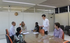 O novo docente fez a leitura do termo de ética