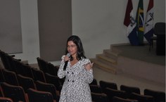 A professora Michelle Reis de Macedo foi a mediadora do debate