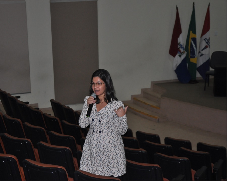 A professora Michelle Reis de Macedo foi a mediadora do debate