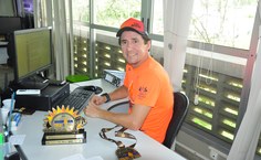 O contador Fernando, em seu local de trabalho na Ufal, mostra sua premiação vestido com seu traje de atleta.