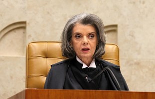 Ministra Carmen Lúcia determina suspensão de ações em Universidades