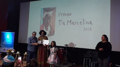 Professora Lígia Ferreira durante a premiação