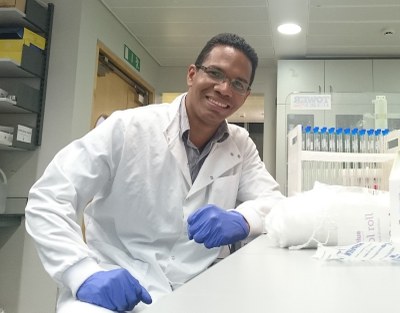 Adilson Sabino colabora, em laboratório da Ufal,  com projeto de universidades inglesas. Foto: Arquivo pessoal