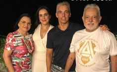 Professor Uriel, à direita, com a família