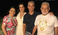 Professor Uriel, à direita, com a família