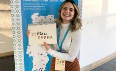 Mariana com seu trabalho final da graduação em Arquitetura pela Ufal