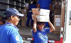 Catadoras da Coopvila descarregando os materiais