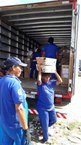 Catadoras da Coopvila descarregando os materiais