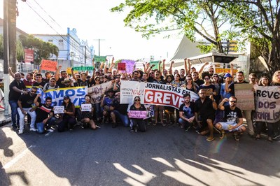 Jornalistas alagoanos em greve contra a proposta patronal de reduzir o piso salarial em 40% Jornalistas alagoanos em greve contra a proposta patronal de reduzir o piso salarial em 40%