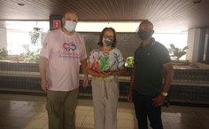 Reitor Josealdo Tonholo e o pró-reitor Wellington Pereira prestam homenagem à amiga e servidora