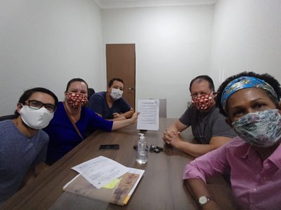 Momento da assinatura do Contrato Social da Empresa Bioinsugran Ltda, com os sócios Rafael Navas, Regla Toujaguez, Viviane Dalbon, Juan Pablo Molina e Regla Toujaguez