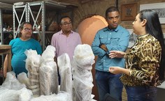 A museóloga Hildênia Oliveira explica à equipe da Proex como é feito o trabalho de recuperação e manutenção do acervo do Museu
