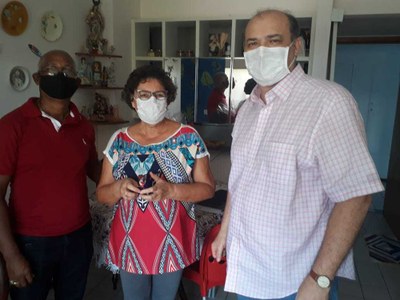 Mesmo durante a pandemia do Covid-19, o reitor da Ufal, Josealdo Tonholo, e o Pró-reitor de Gestão de Pessoas e do Trabalho, Wellington Pereira, fizeram questão de homenagear a servidora