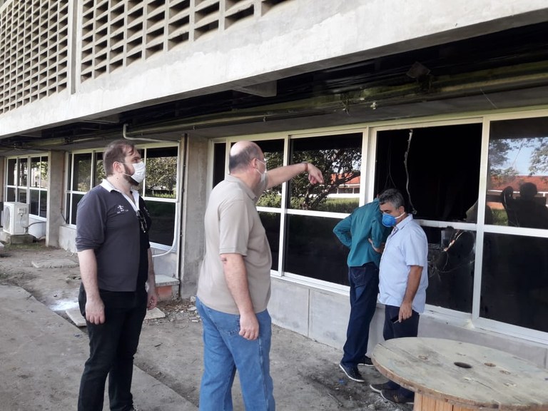 Diretor do DAP, Bruno Moraes, reitor Josealdo  Tonholo e Márcio Ferreira, da Sinfra, estavam logo cedo acompanhando os trabalhos pós incêndio
