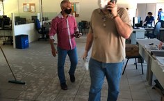 Pró-reitor da Progep, Wellington Pereira, e o reitor Josealdo Tonholo inspecionaram as condições da Pró-reitoria