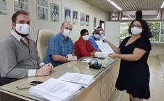 Mariana Madeiro recebe o termo de posse