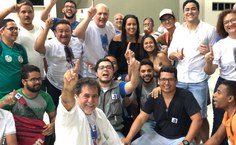 Ulisses comemorando a vitória do reitor Tonholo, há um ano